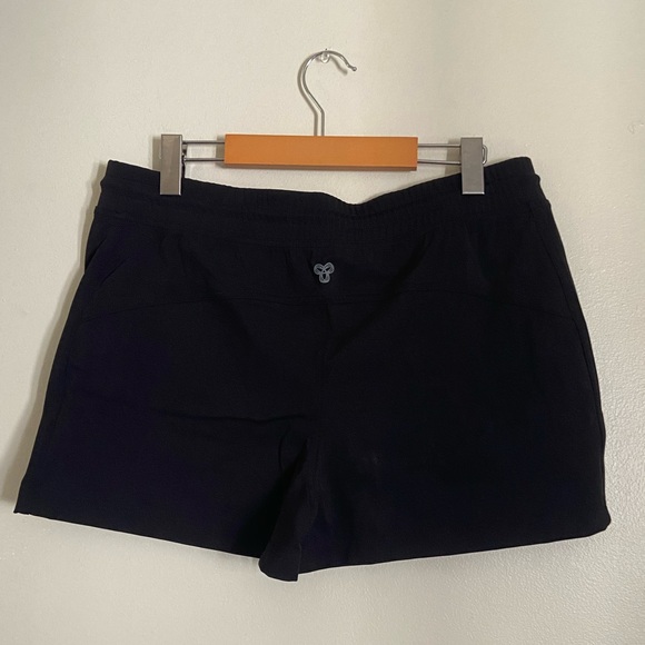 🇨🇦 TNA Active Workout Shorts 2.5" - Picture 3 of 4